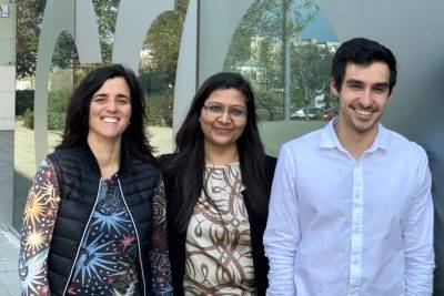 Los autores de la revisión en Science. De izquierda a derecha: Ana Caño-Delgado, Aditi Gupta y Andrés Rico-Medina (Crédito: CRAG)