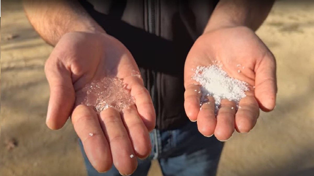 Ilustración 3 Izquierda: Polímero superabsorbente Polysorb hidratado en forma de hidrogel. Derecha: Polímero superabsorbente Polysorb sin hidratar en forma de granulado.