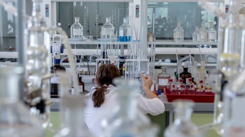 jarmoluk-chemist-2815640.jpg