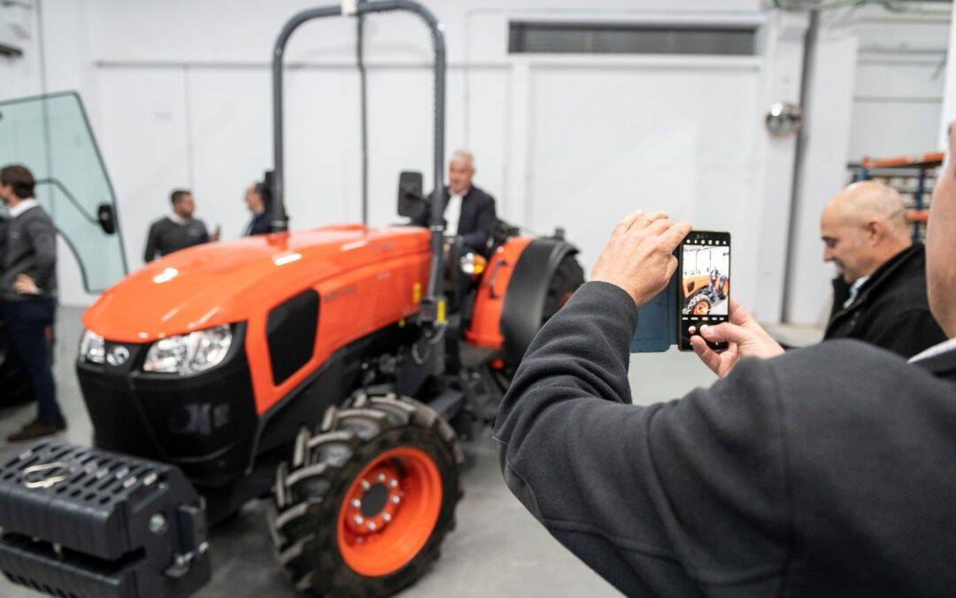 Kubota España presenta a sus Concesionarios el nuevo tractor M5002 Narrow